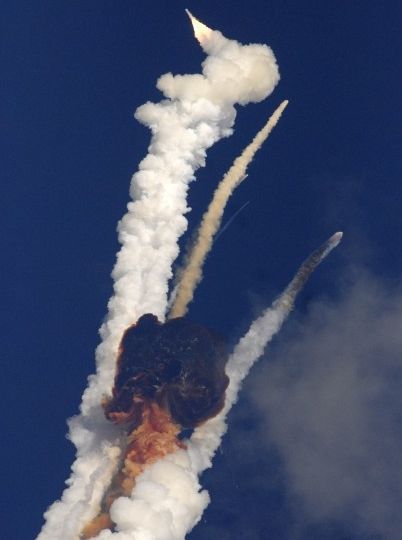 12月25日，搭载印度新型通信卫星GSAT-5P的运载火箭发射升空后不久爆炸。 新华社/路透