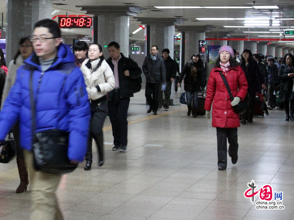 北京年前的地铁站依然如平常一样,在上班时间人流拥挤. 孙韬/摄影图片