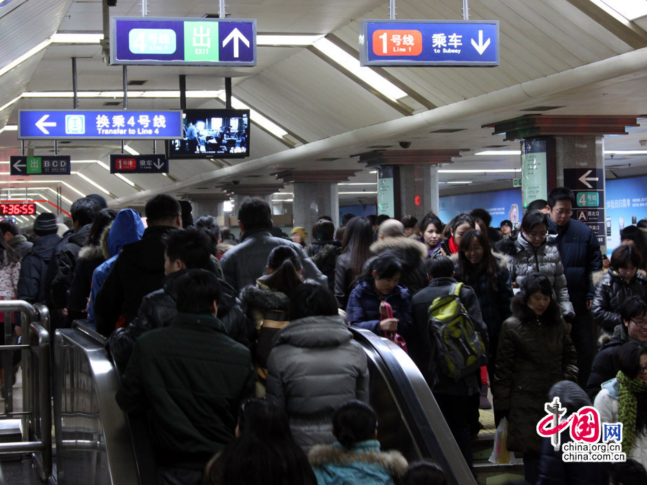 北京年前的地铁站依然如平常一样,在上下班时间人流拥挤. 孙韬/摄影