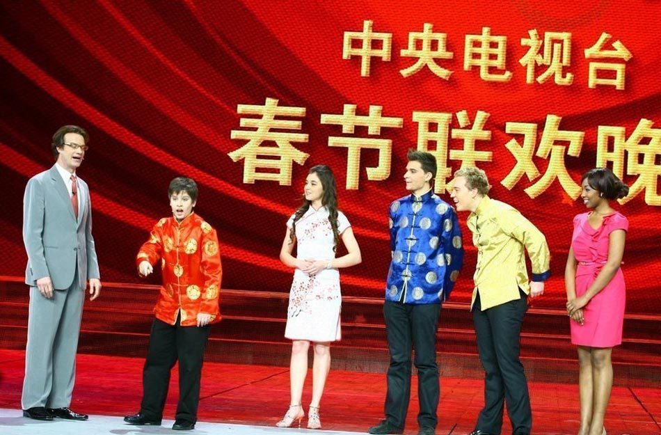 春晚穿帮盘点 零点报时出错赵本山训徒忘关麦克