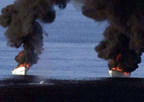 高清组图:美国海军军舰炮击海盗船