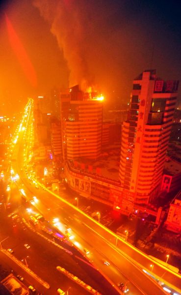 乌鲁木齐一商贸楼发生火灾 明火已灭