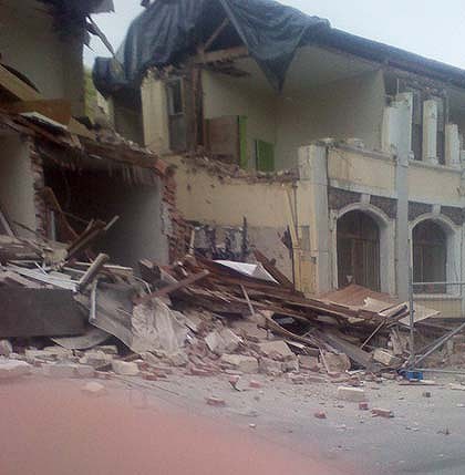 新西兰发生63级地震 汽车被倒塌房屋掩埋