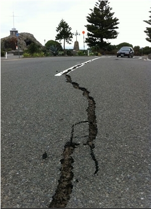 地震造成的地面裂缝