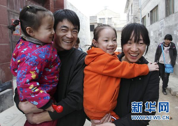 组图:大肚女孩胡云星康复返乡_中国网