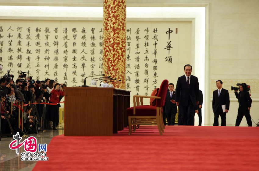 2011年3月14日，国务院总理温家宝在人民大会堂与中外记者见面并回答提问。图为温家宝走上主席台。