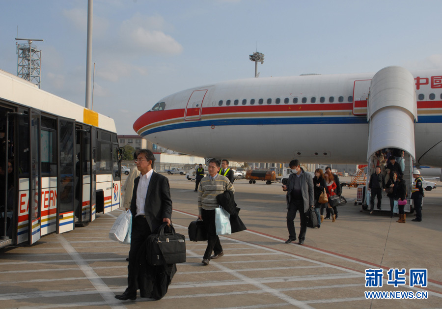 3月13日,旅客下飞机后准备乘摆渡车.