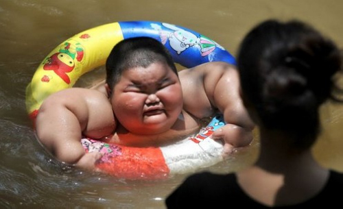 实拍4岁120斤小胖另类生活_中国网