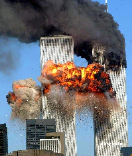 2001年9月11日,恐怖分子劫持了美国4架民航客机,其中两架撞坍了纽约