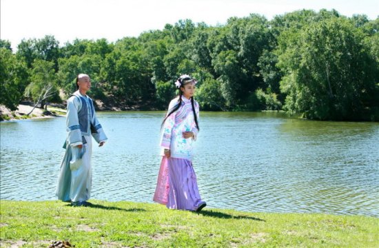 新《<em>还珠格格</em>》曝浪漫剧照 <em>紫薇</em>尔康上演深情