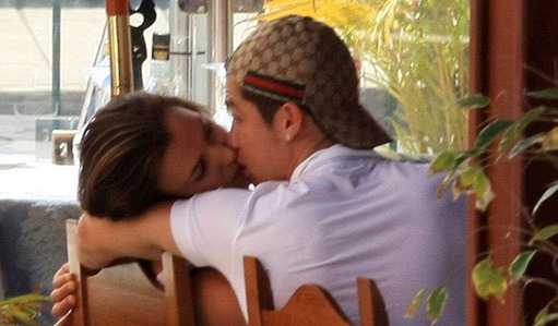 c罗伊莲娜悠闲度假+遭女友强吻