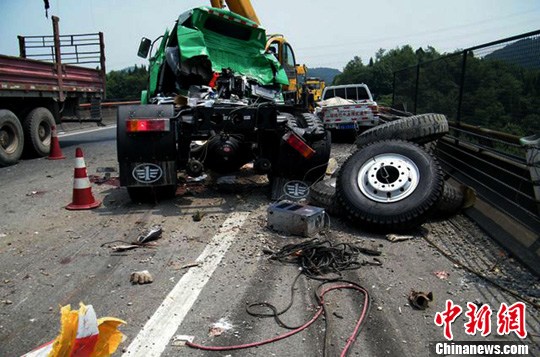 成绵高速公路发生6死7伤重大交通事故