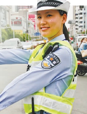 南京女交警酷似全智贤执勤视频网上爆红(组图)_新闻中心
