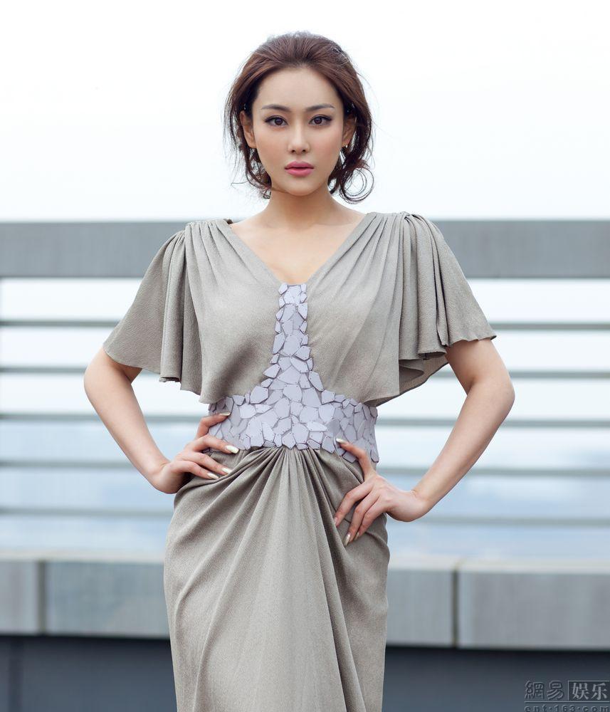 <em>张馨予</em>封面写真_中国网