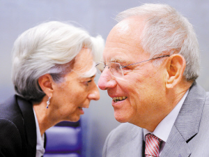 　6月20日，法国财长拉加德（左）在卢森堡出席欧元区财长会议时与德国财长朔伊布勒交谈。在这次会议上，法德这两个欧盟内最大经济体就私人投资者是否参与援助希腊问题取得妥协。 新华社发 
