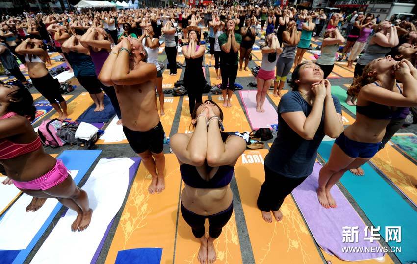 6月21日，瑜伽爱好者在美国纽约时报广场练习瑜伽。当日，上千名瑜伽爱好者陆续聚集在时报广场，用集体瑜伽的方式迎接夏至的到来。新华社记者 申宏 摄 图片来源：新华网 