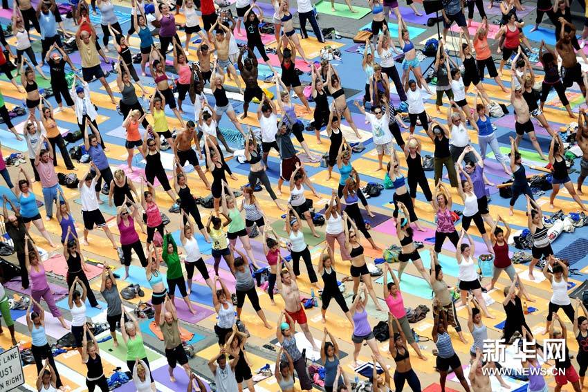 6月21日，瑜伽爱好者在美国纽约时报广场练习瑜伽。当日，上千名瑜伽爱好者陆续聚集在时报广场，用集体瑜伽的方式迎接夏至的到来。新华社记者 申宏 摄 图片来源：新华网 