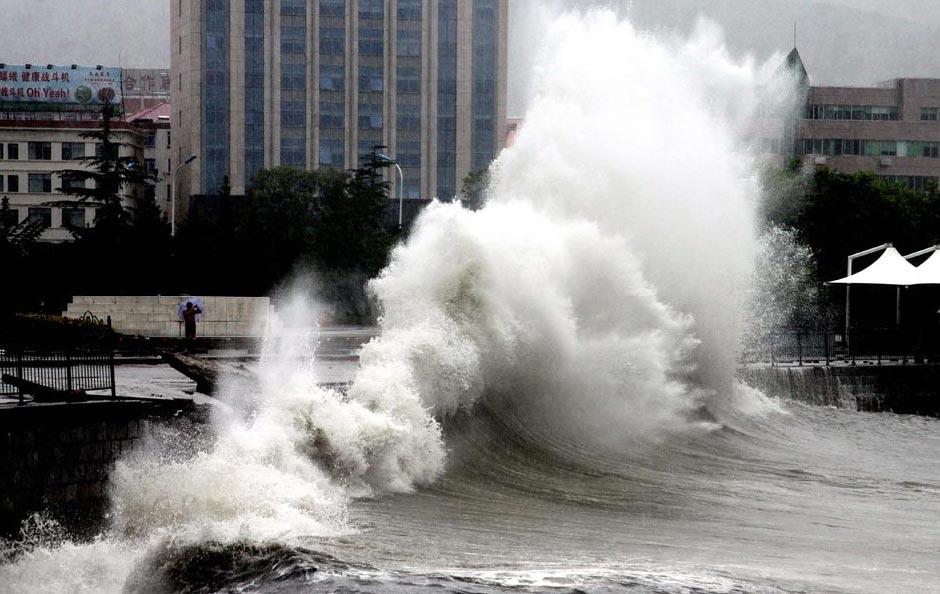 6月26日，受今年第5号强热带风暴“米雷”影响，山东威海港湾内的海面上掀起大浪。新华社发（于启波 摄） 