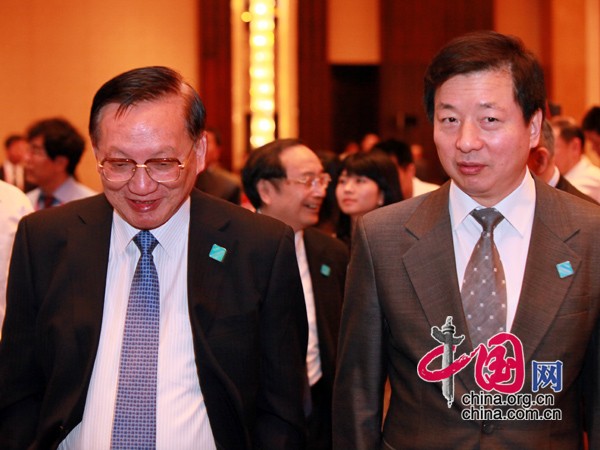 前外交部部长唐家璇与中国外文局局长周明伟在会场交谈 中国网 胡迪 摄