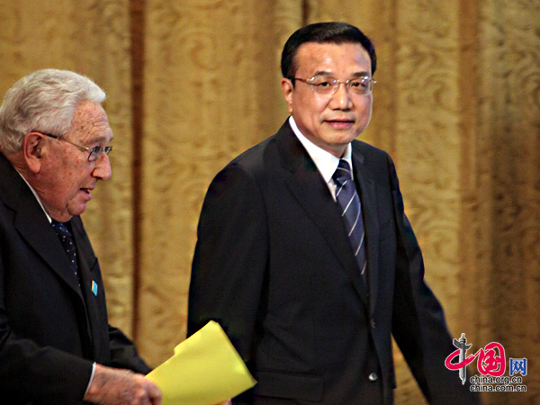 国务院副总理李克强和美国前国务卿亨利·基辛格步入会场 中国网 杨佳 摄