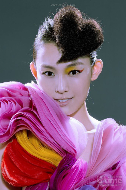 范范个唱宣传写真 七彩礼服花团锦簇展甜美(图)