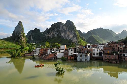 广西忻城北更乡水淹成孤岛 2600多人被围困