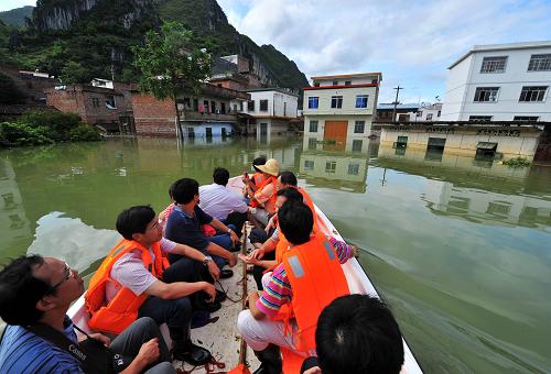 7月1日，救援人员前往忻城县北更乡实施救援。新华社记者 李斌 摄