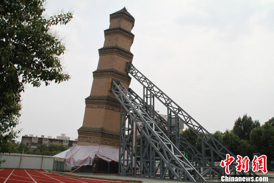 西安明代万寿寺塔倾斜2.6米用钢架支撑 