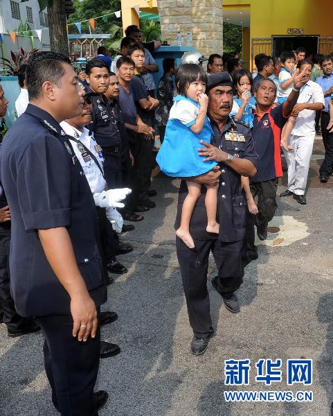 7月7日，在馬來西亞南部柔佛州一所幼兒園，馬來西亞安全人員救出被挾持的兒童。馬來西亞警方7日説，當天在馬南部柔佛州一所幼兒園內被挾持的兒童和老師已全部安全獲救，劫匪已被警方逮捕。據報道，7日上午9時左右，一名男子手持鐵錘和刀具闖進該幼兒園，將園內30名2至6歲的兒童以及4名老師劫持。新華社/法新 