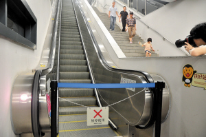 深圳：地铁4号线扶梯逆行致多人受伤