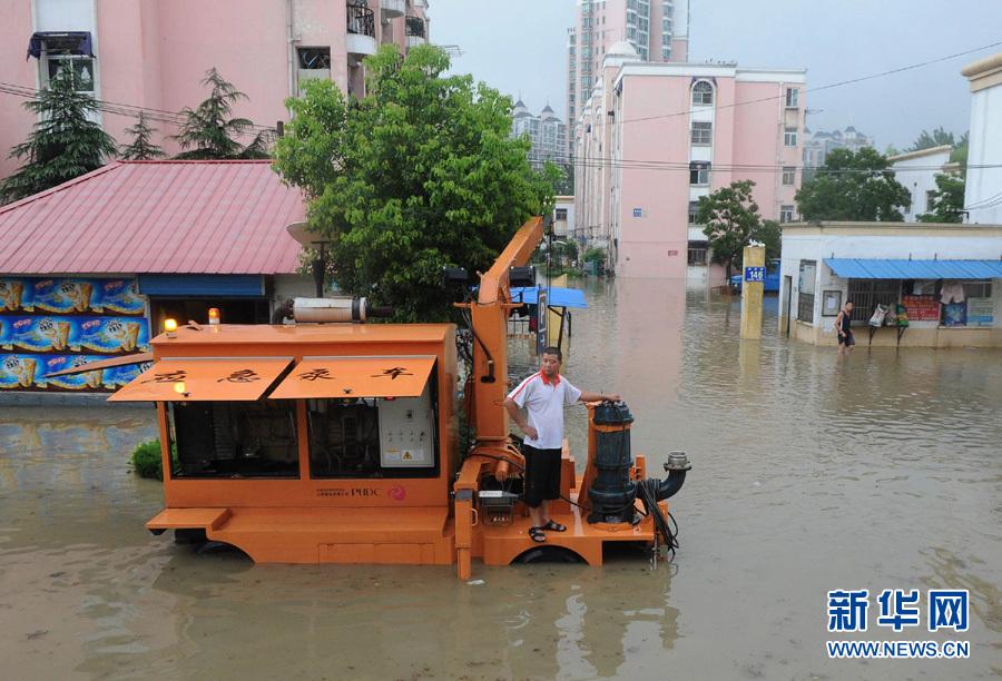 合肥暴雨導致路面積水 不少車子拋錨