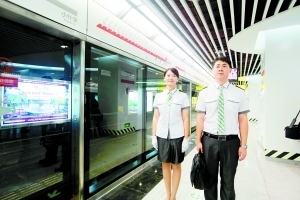 重庆首班地铁12点发出 10站共设110个招援按
