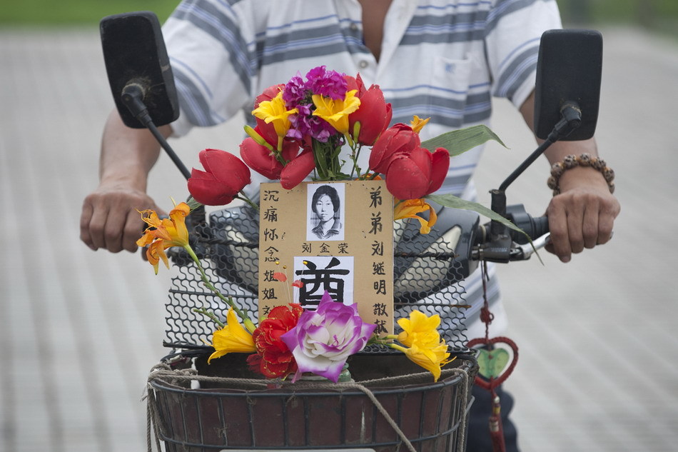 唐山市民纪念大地震35周年 沉痛悼念遇难亲人