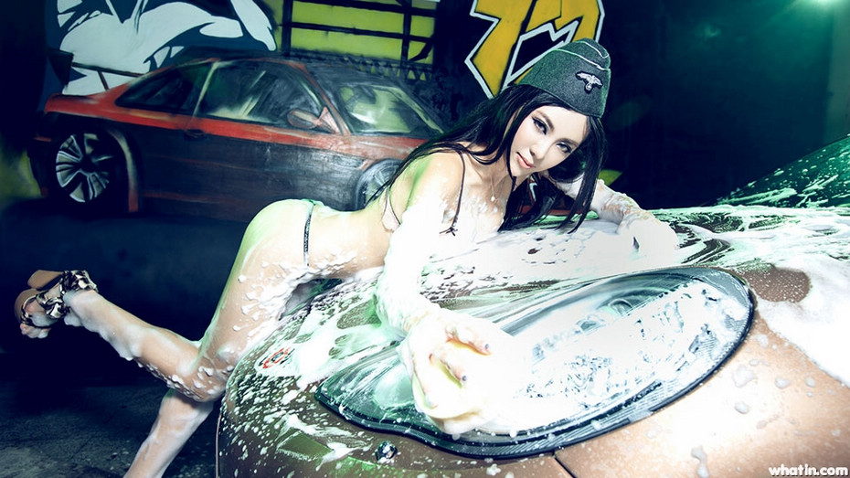 嫩模化身性感洗车女郎