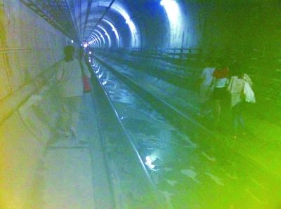 南京暴雨致地铁部分轨道异常 列车行驶中冒火