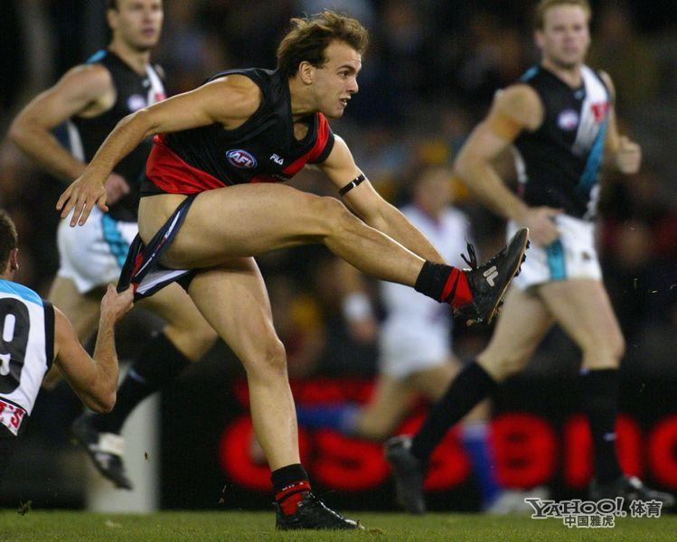 足球和橄榄球赛场:球裤被拉尴尬瞬间照片集锦_体育中国_中国网