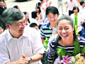 李娜和姜山回到母校华中科技大学，受到校长李培根和同学们的欢迎。