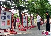 2011年8月28日，隨著辛亥革命100週年的臨近，由北京市政協中山堂管理處和北京市中山公園管理處在中山公園共同舉辦的“辛亥革命百年紀念——孫中山與辛亥革命回顧展”吸引了眾多市民前來參觀。中國網圖片庫 鄒惟麟攝影