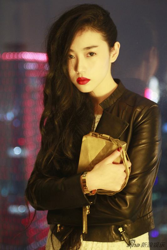 张辛苑烈焰红唇造型亮相 复古装娇媚动人