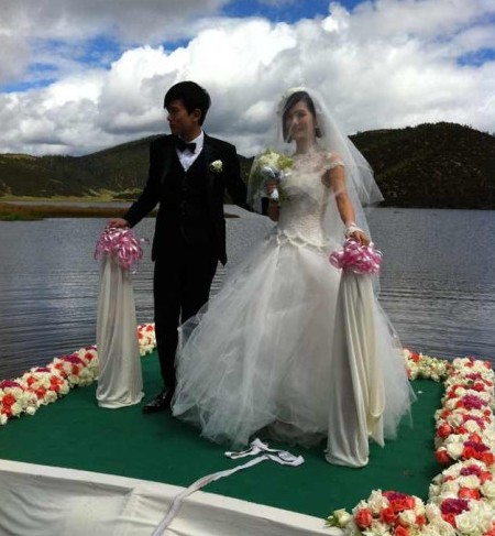 谢娜结婚穿的婚纱_张杰和谢娜结婚穿粉色婚纱了吗(2)