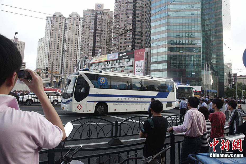 高清:上海地铁十号线发生两车追尾事故