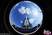 9月20日，天宫一号与火箭联合体转运至发射塔架后的雄姿。梁杰 摄影 