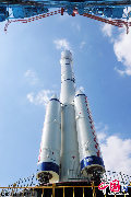 9月20日，天宫一号与火箭联合体转运至发射塔架后的雄姿。梁杰 摄影 