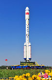 9月20日，天宫一号和火箭联合体从垂直总装测试厂房转运至发射区。     齐秀敏 摄影