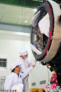 9月20日，工作人员检查天宫一号对接机构。    齐秀敏 摄影