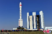  9月20日，天宫一号和火箭组合体从垂直总装测试厂房转运至发射区。齐秀敏 摄影