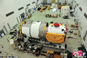  8月4日，天宫一号在飞行器总装测试厂房进行水平状态测试。梁杰 摄影 