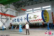 7月23日，长二F火箭卸装。汪江波 摄影