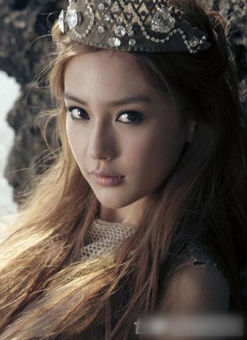 angelababy近日推出最新的写真集