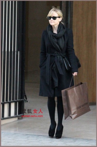 组图:<em>黑色外套</em>大走俏 11月妙搭出新花样- 中国